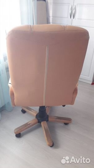Офисное кожаное кресло руководителя