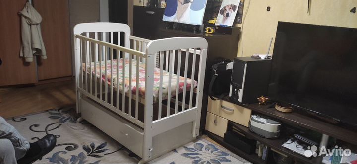 Детская кроватка с маятником и ящиком