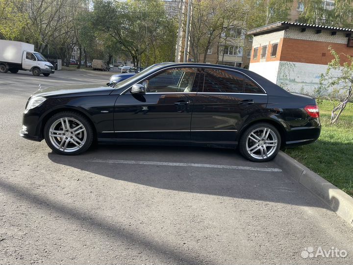 Водитель с личным автомобилем мерседес Е