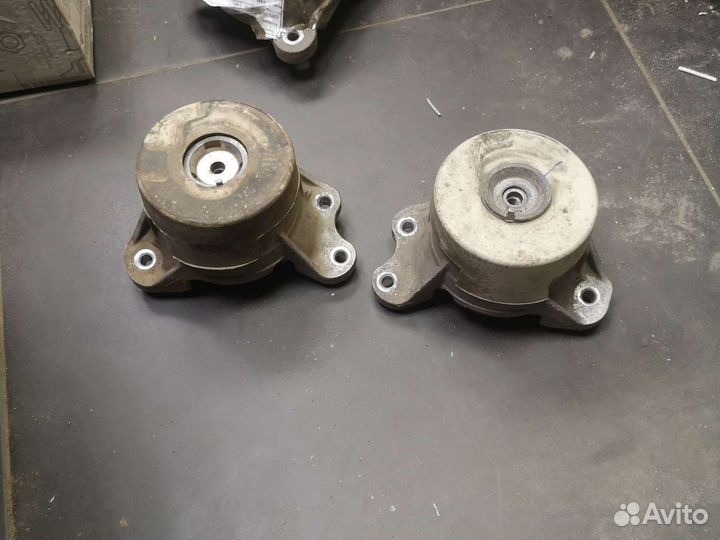 Подушка двигателя Mercedes 238