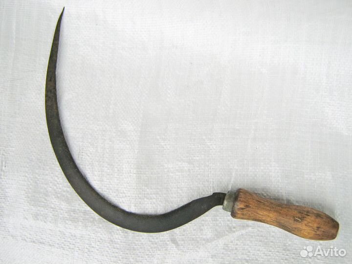 Серп для косьбы травяных растений. Сделано в СССР