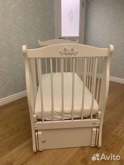 Детская кроватка с продольным маятником