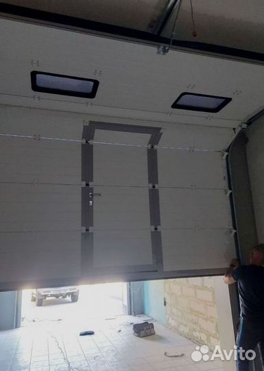 Гаражные секционные ворота с монтажом