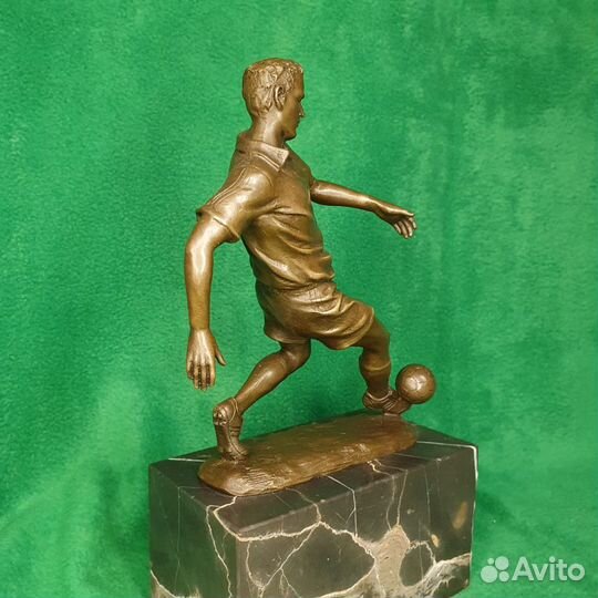 Бронзовая статуэтка Футболист с мячом