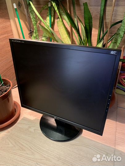 Монитор LG 19