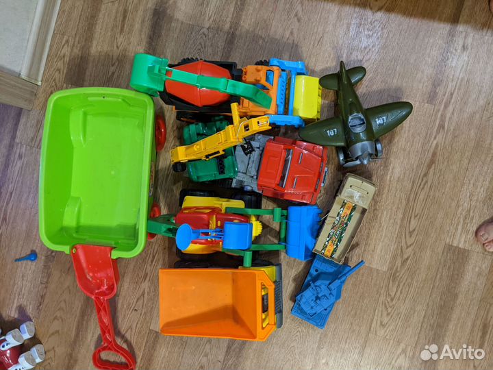 Игрушки пакетом машинки