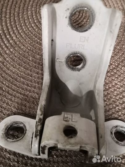 Петля двери киа мохав (передней левой верхняя)