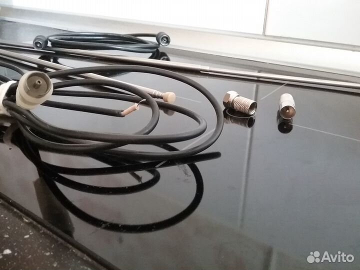 Антенна и штекер телевизионный