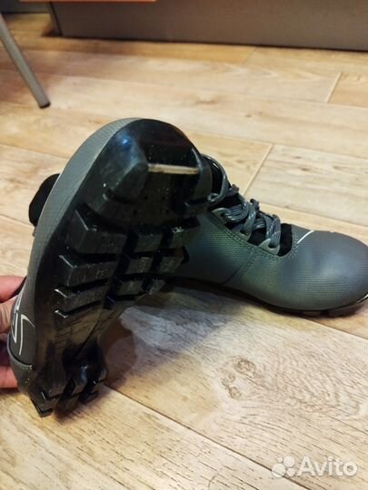 Продаю коньки и ботинки лыжные р-р 37для мальчика