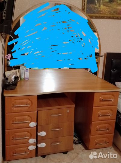 Туалетный столик с зеркалом