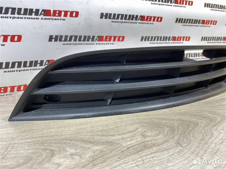 Решетка противотуманной фары левая VW Пассат Б6