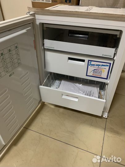 Встраиваемый морозильник Ariston OSK-UP 100