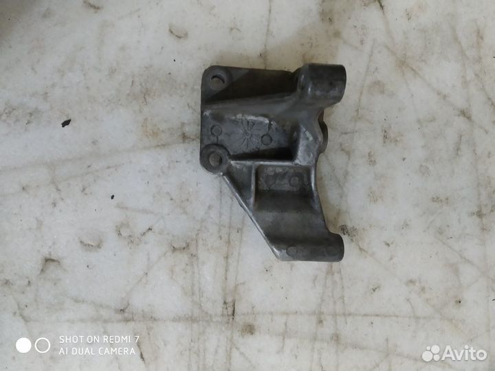 Кронштейн генератора Jeep Cherokee xj