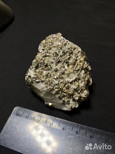 Пирит в кварцевой породе (минерал уральский)