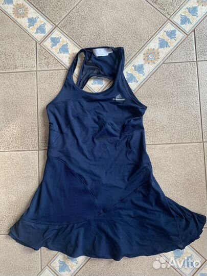 Теннисная форма и ракетки разные