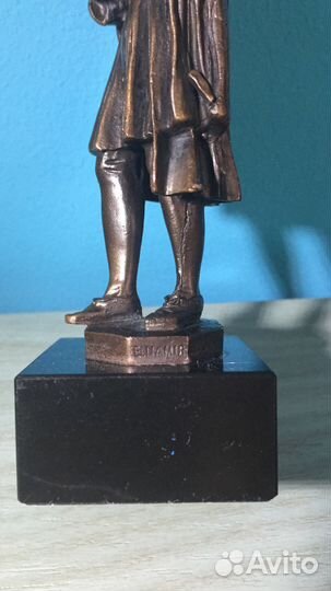 Антикварная статуэтка