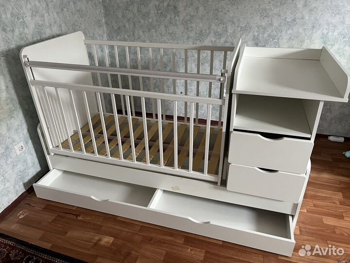 Детская кроватка с маятником и пеленальным комодом
