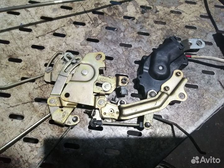 Замок левой сдвижной двери Toyota Hiace Regius