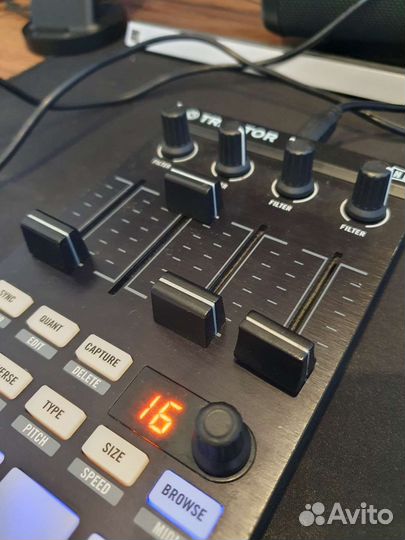 Dj контроллер traktor kontrol f1