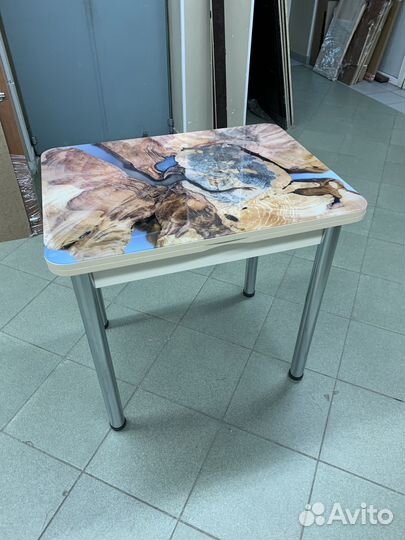 Стол-стекло поворотный механизм с принтом