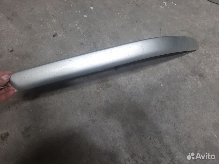 Молдин переднего бампера правый Avensis II 2003-08