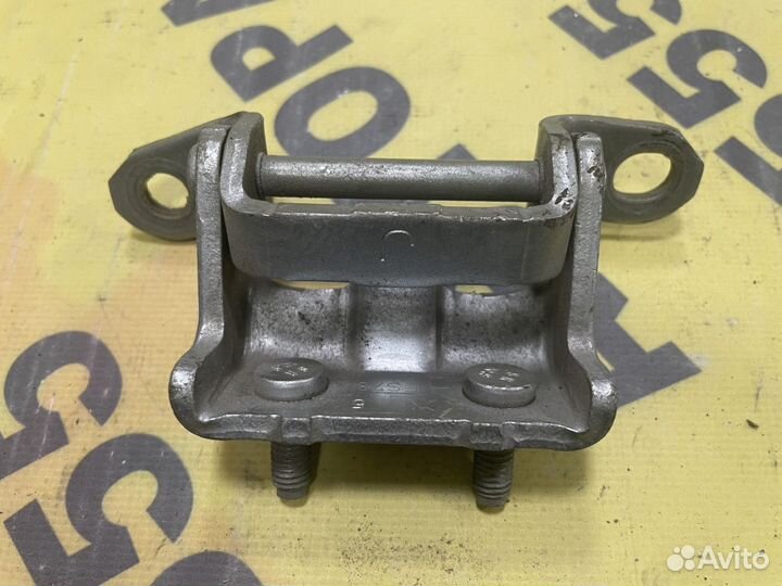 Петля задняя левая верхняя Nissan Primera P12