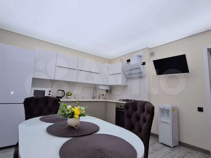 2-к. квартира, 65 м², 1/3 эт.