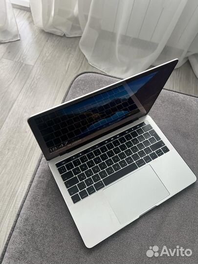 Macbook Pro 13 2017 touch bar 4 thunderbolt