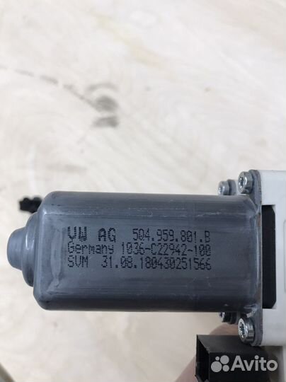 Моторчик стеклоподьемника передний левый Passat B8