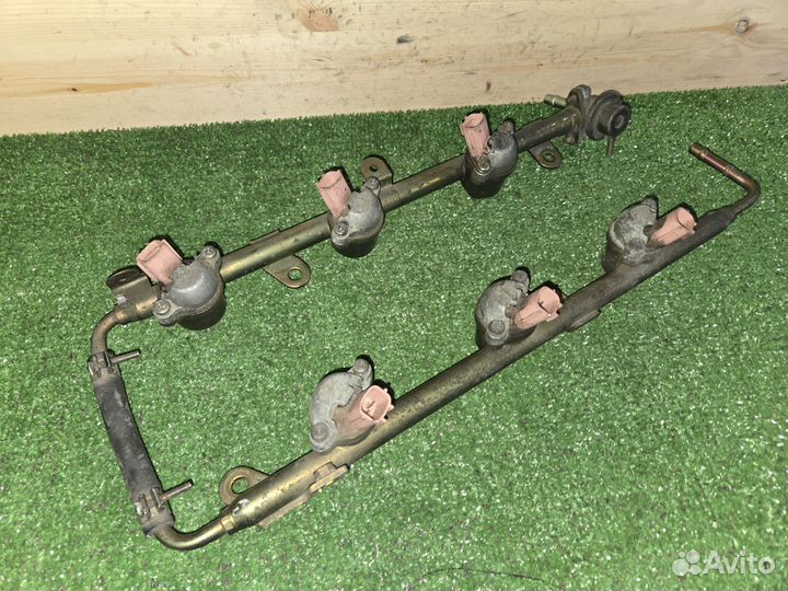 Топливная рампа с форсунками Nissan Maxima A32 VQ2