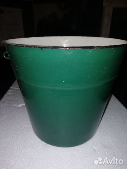 Эмалированное ведро рыбака и банка к нему