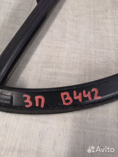 Уплотнитель двери задний правый Toyota Avensis