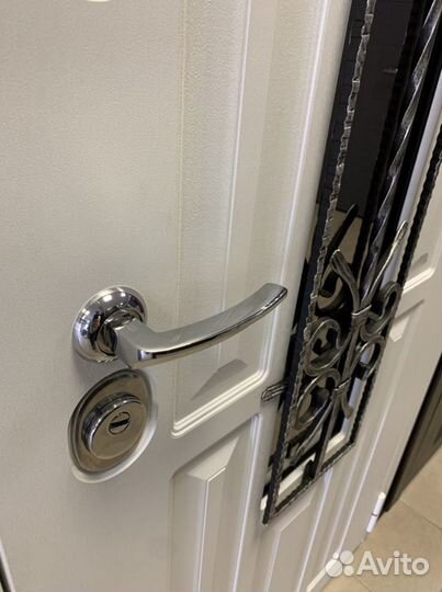 Дверь входная Лион. Белый