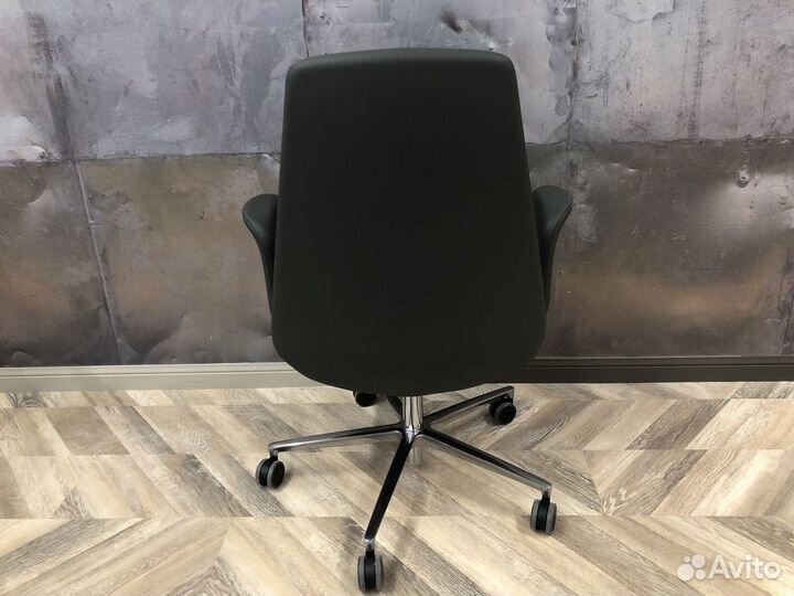 Кресло офисное итальянское из натуральной кожи