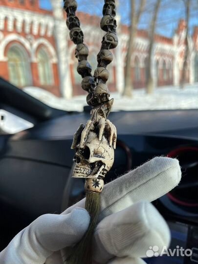 Четки подвесные ручной работы в авто череп