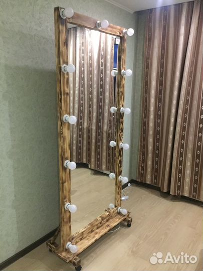 Зеркало с лампами напольное на колесах