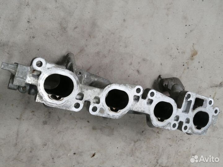 Коллектор форсунок впуск 2.0 Nissan Primera 2000