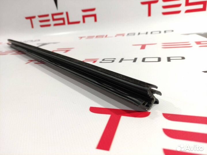 Уплотнитель стекла двери передний Tesla Model S