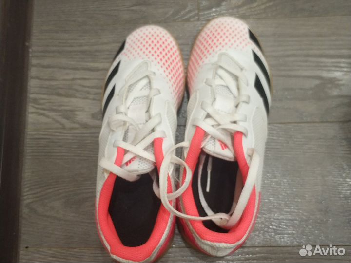 Футбольные бутсы adidas