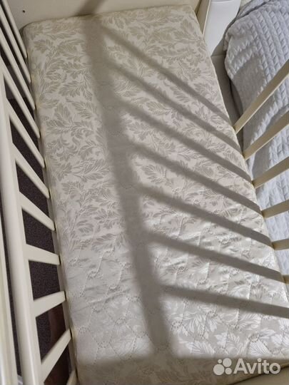 Детская кроватка с маятником и ящиком