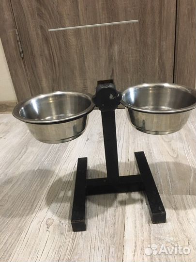 Стойка с мисками для собак мелкой породы