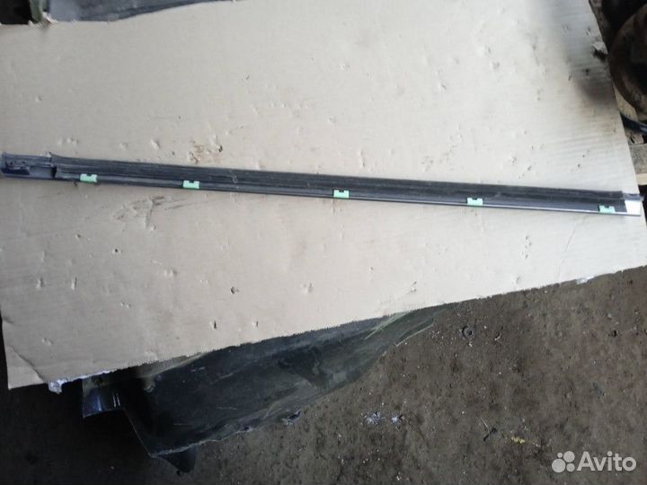 Уплотнитель стекла переднего левого (внешний) Kia