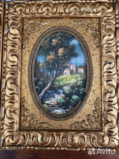 Старинные картины в золотых рамках. Италия