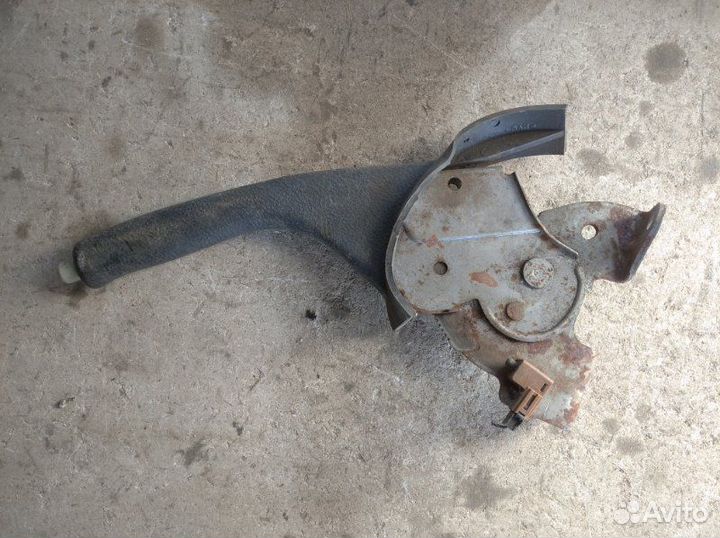 Ручка ручного тормоза Toyota Avensis II 2.0