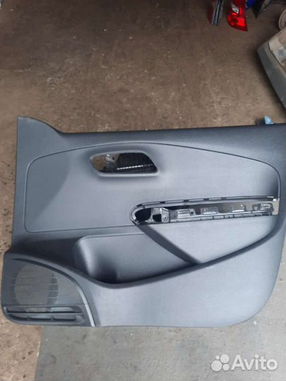 Обшивка двери передняя правая VW Polo5