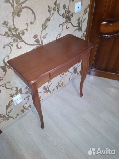 Консоль пристенная