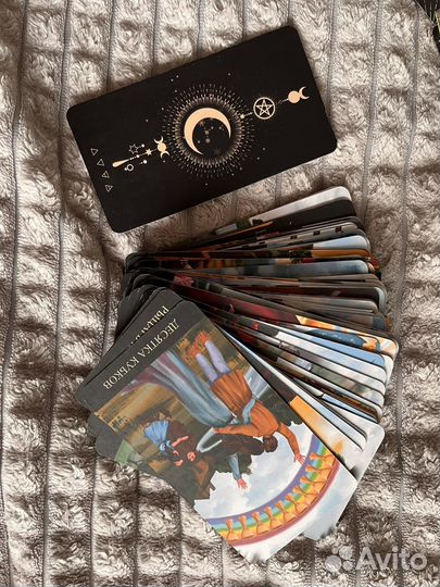 Карты taro и книги