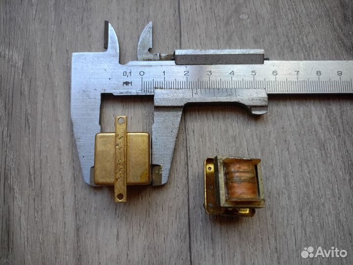 Позолоченный миниатюрный трансформатор