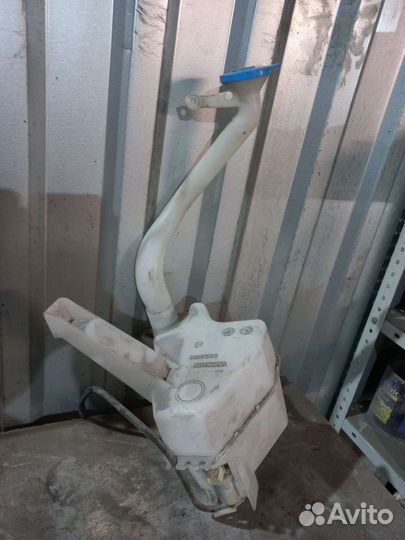 Бачок омывателя Nissan блюберд g11
