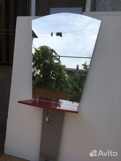 Стол, тумбочки, зеркала